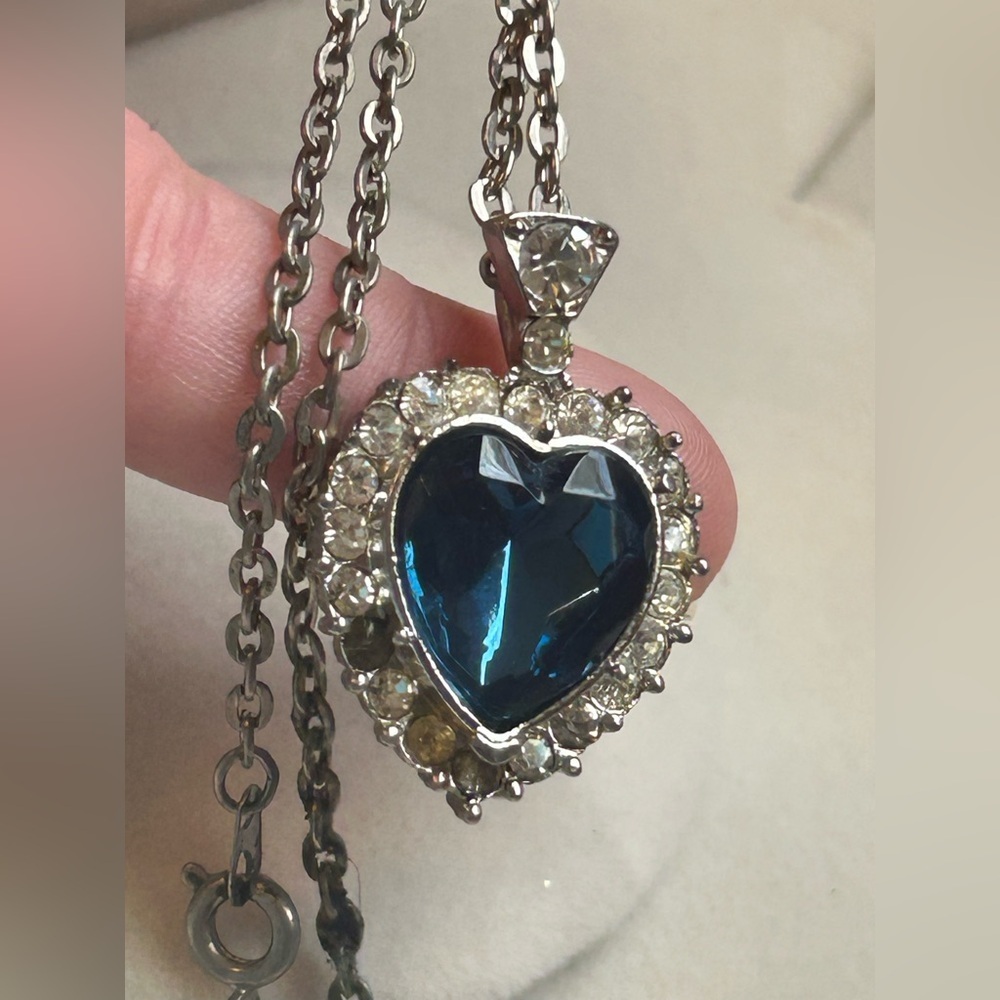Royal Blue Heart Rhinestone Pendant Necklace Silver Tone Chain Vintage Necklace - Picture 11 of 14